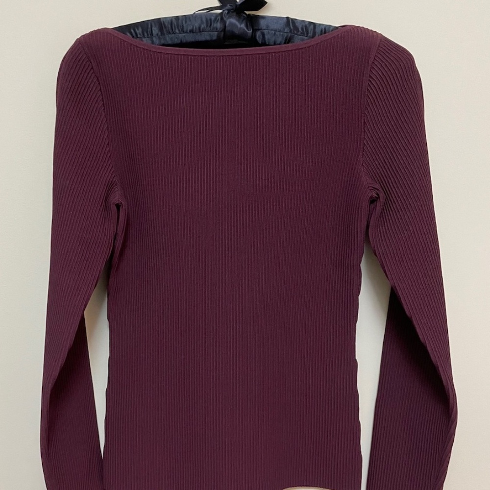 NEW*  Aritzia Babaton Sculpt Knit Opus Longsleeve in beautiful Rich Maroon.  NWT